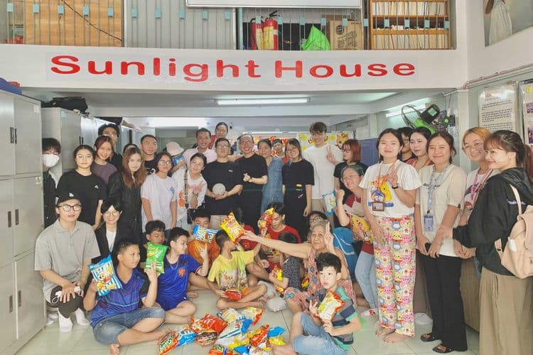 Smile Gift lan tỏa yêu thương mùa Giáng Sinh tại Mái Ấm Ánh Sáng - Quận 3
