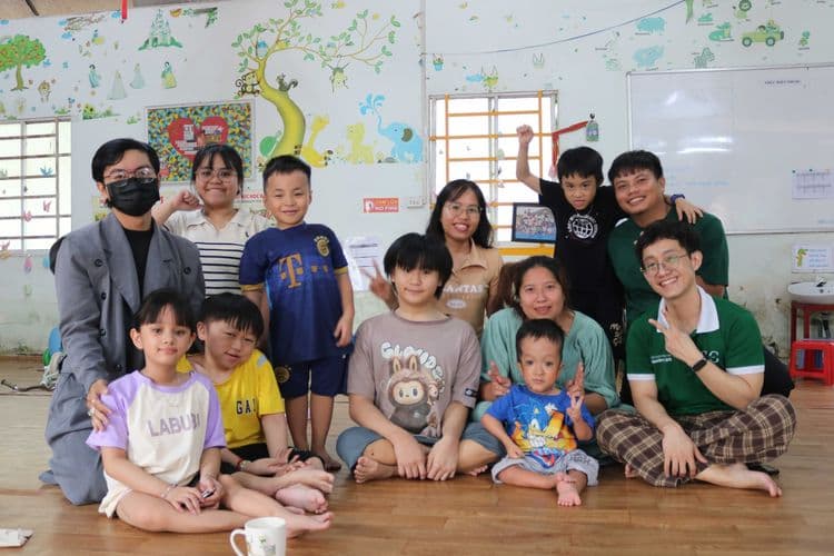 Smile Gift nấu 30 phần cơm thiện nguyện tặng trẻ em xương thủy tinh tại Trung tâm Kim Cương Tươi Đẹp